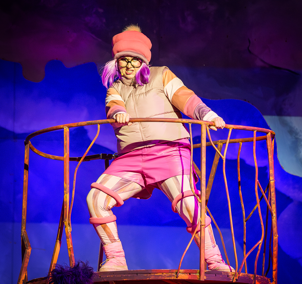 earthworm dancing in the crow's nest of the peach