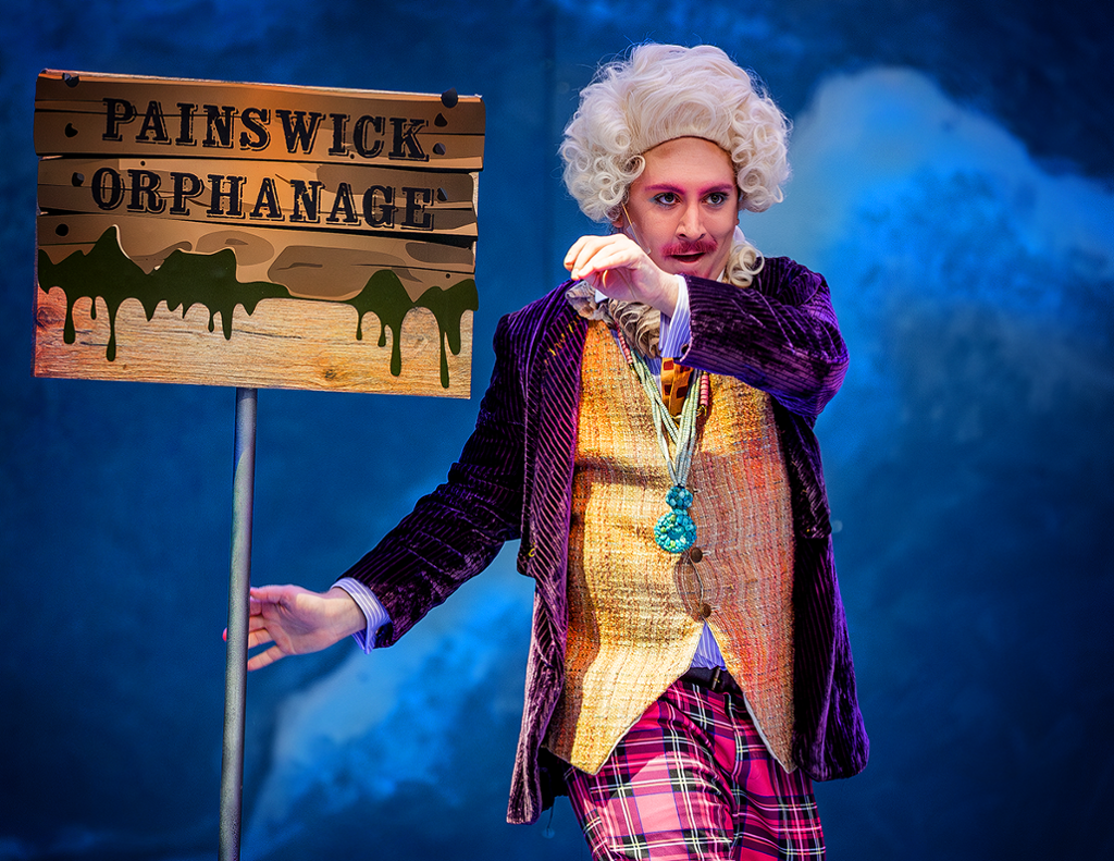 ladahlord singing holding the painswich orphanage sign